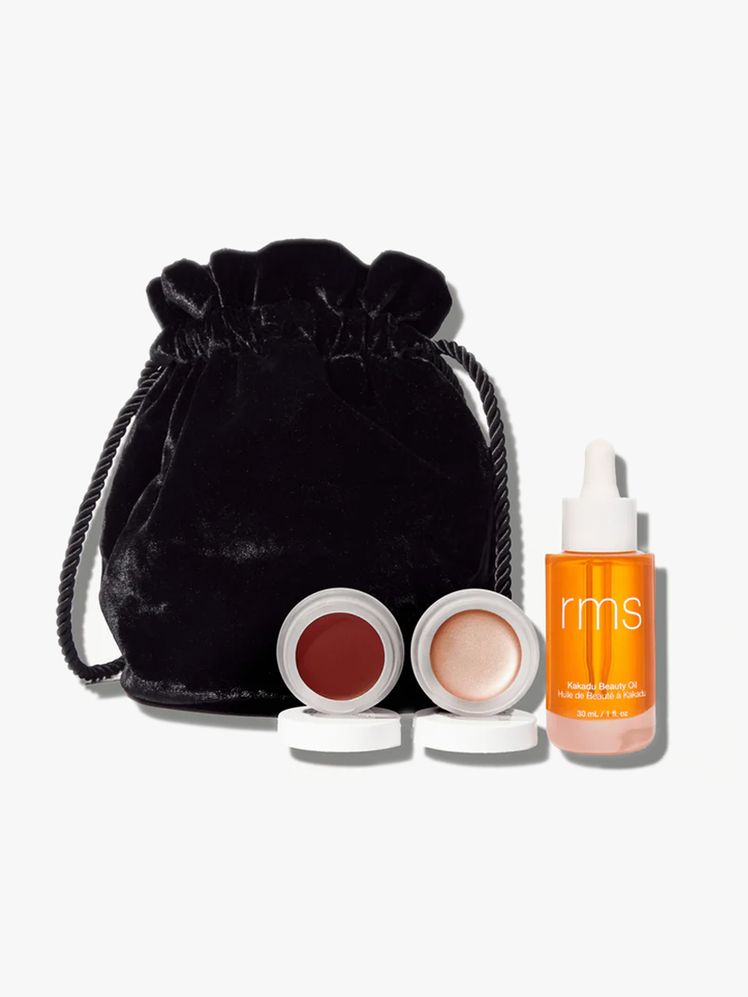 Velvet bag with two beauty singles and one serum